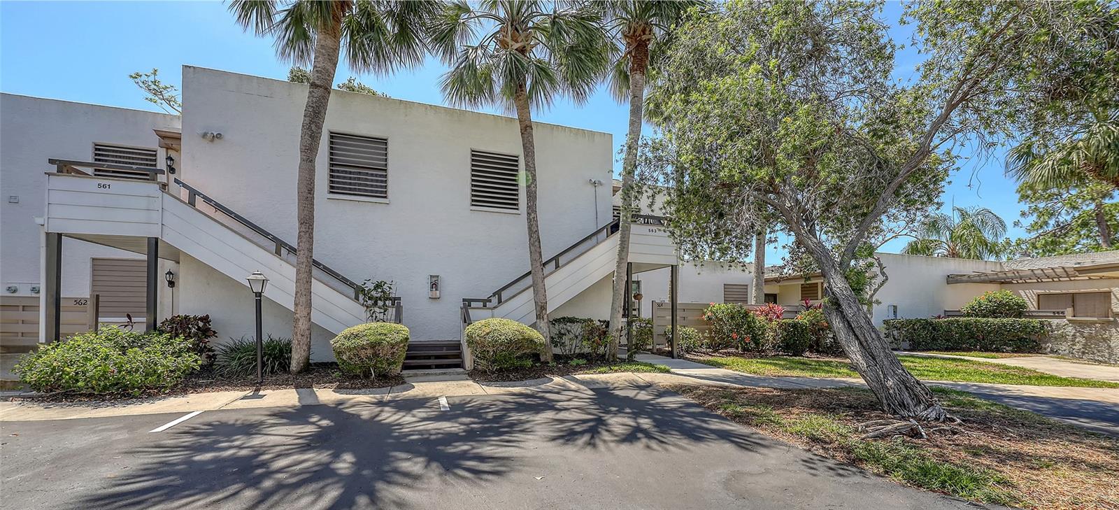 Image 4 of 85 For 564 Lakeside Drive 564