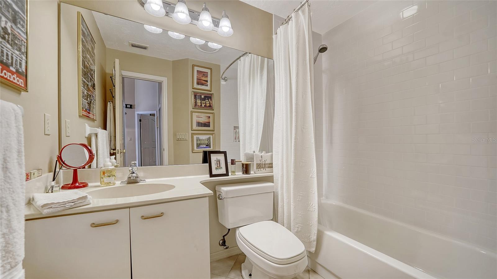 Image 16 of 41 For 3984 Lyndhurst Court