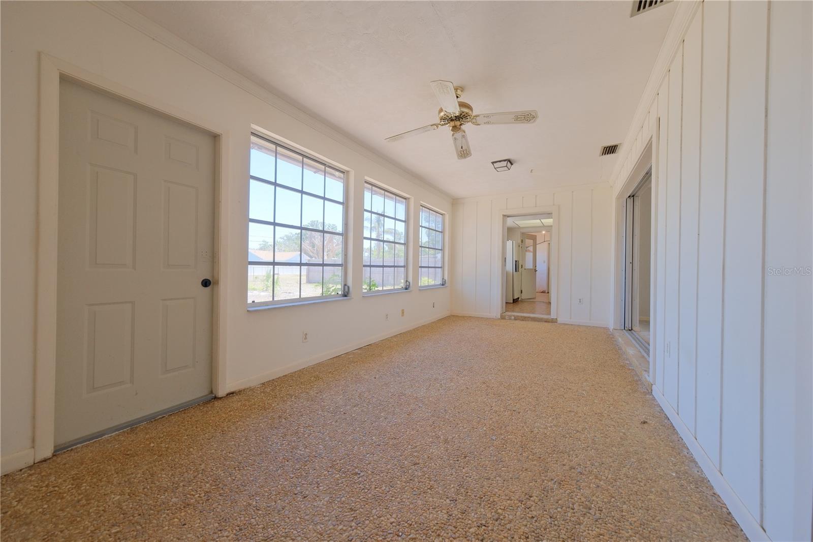 Listing photo id 10 for 1223 De Narvaez Avenue