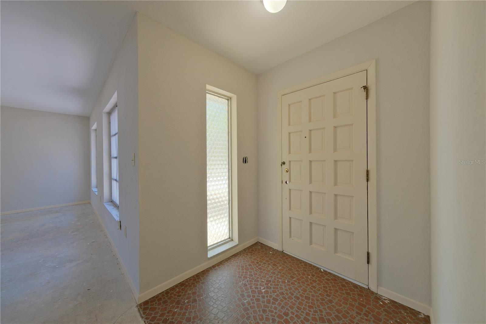 Listing photo id 13 for 1223 De Narvaez Avenue
