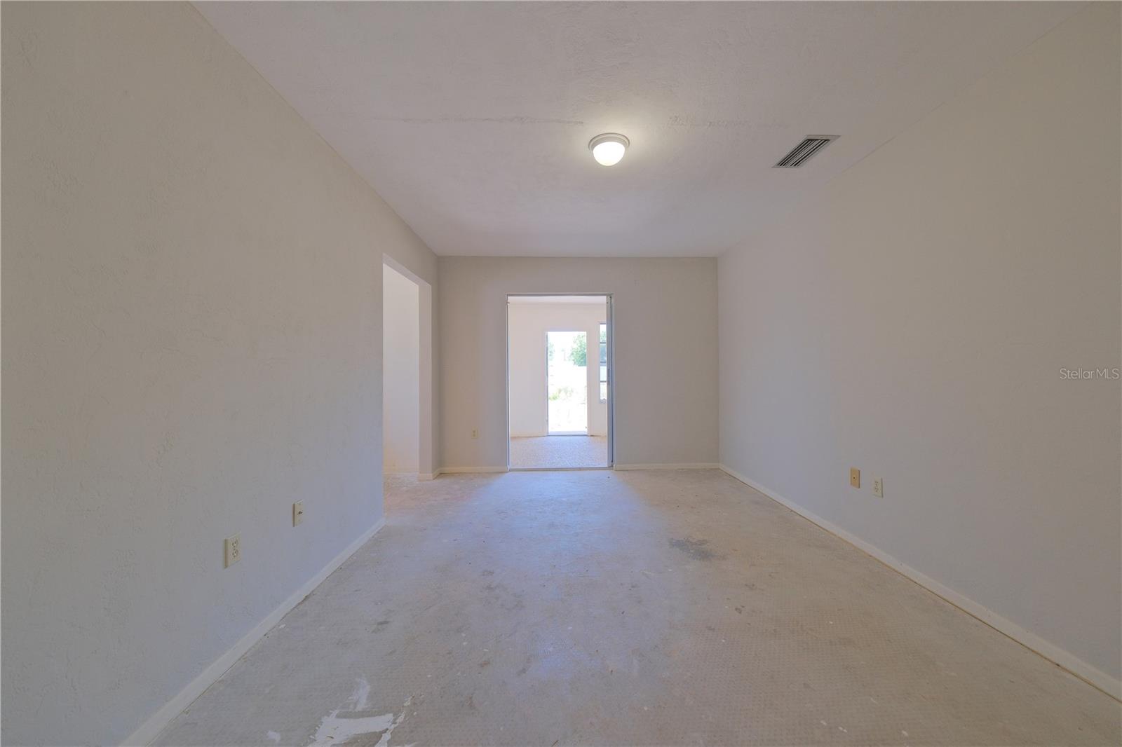 Listing photo id 14 for 1223 De Narvaez Avenue