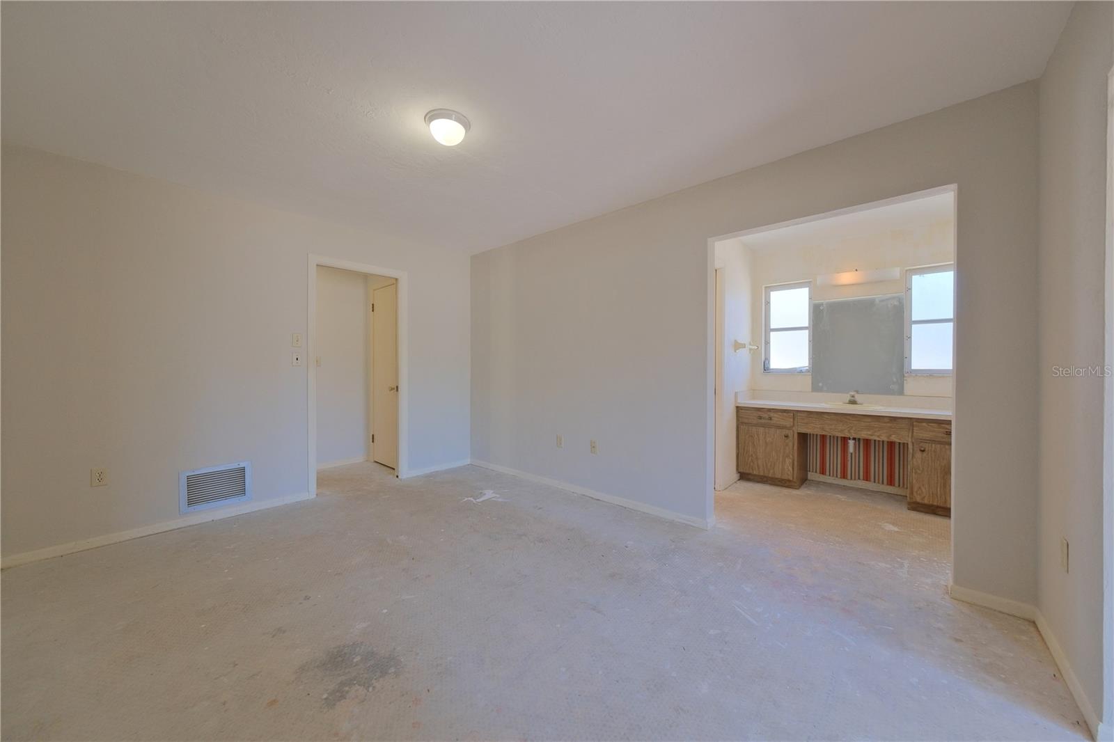 Listing photo id 16 for 1223 De Narvaez Avenue