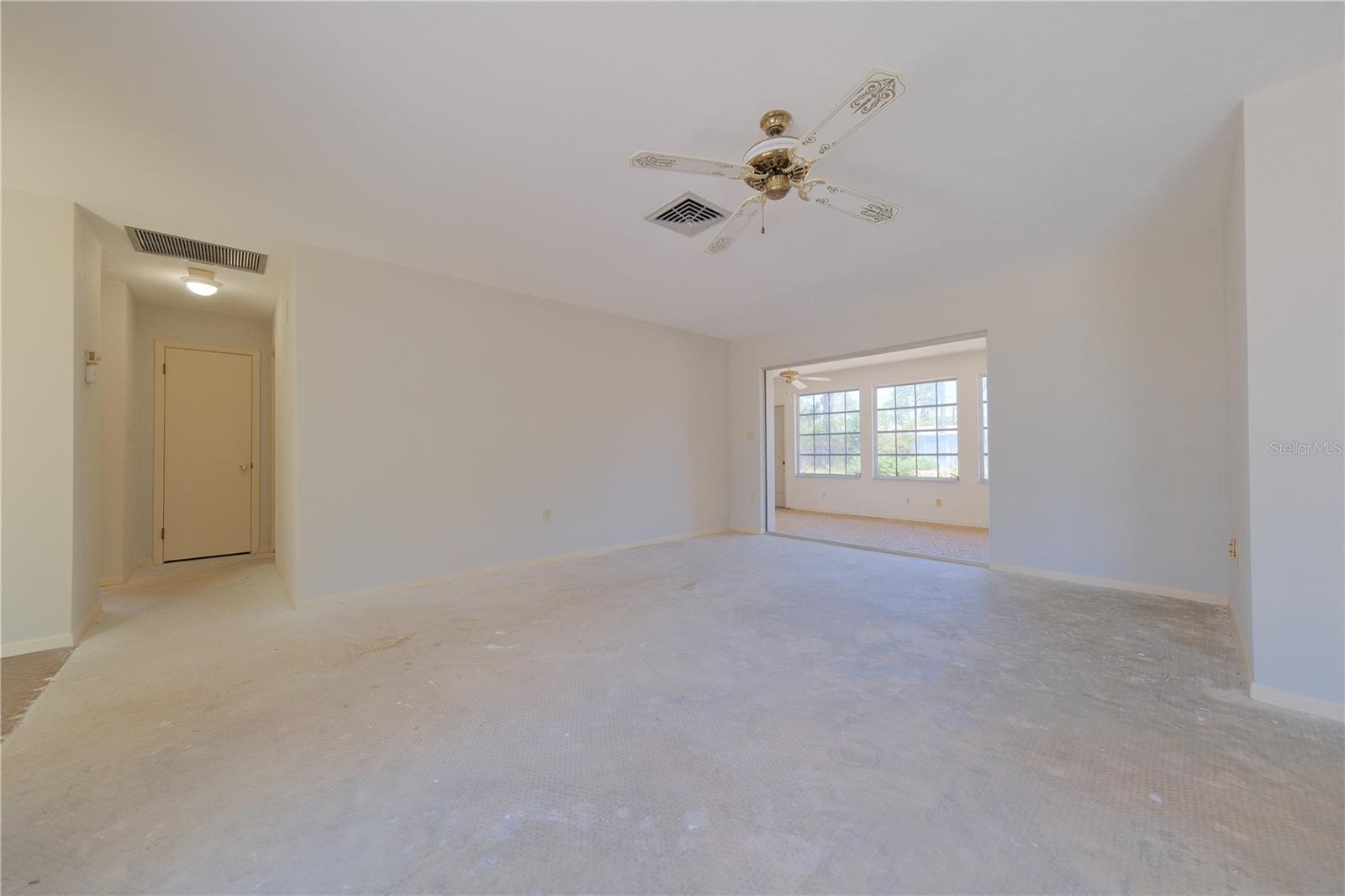 Listing photo id 18 for 1223 De Narvaez Avenue