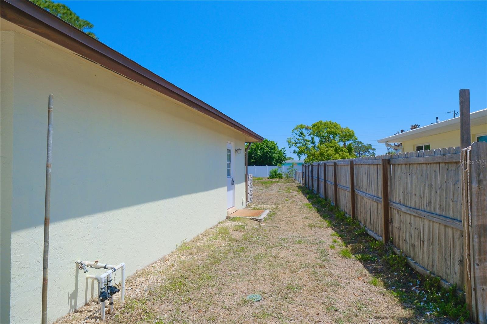 Listing photo id 36 for 1223 De Narvaez Avenue