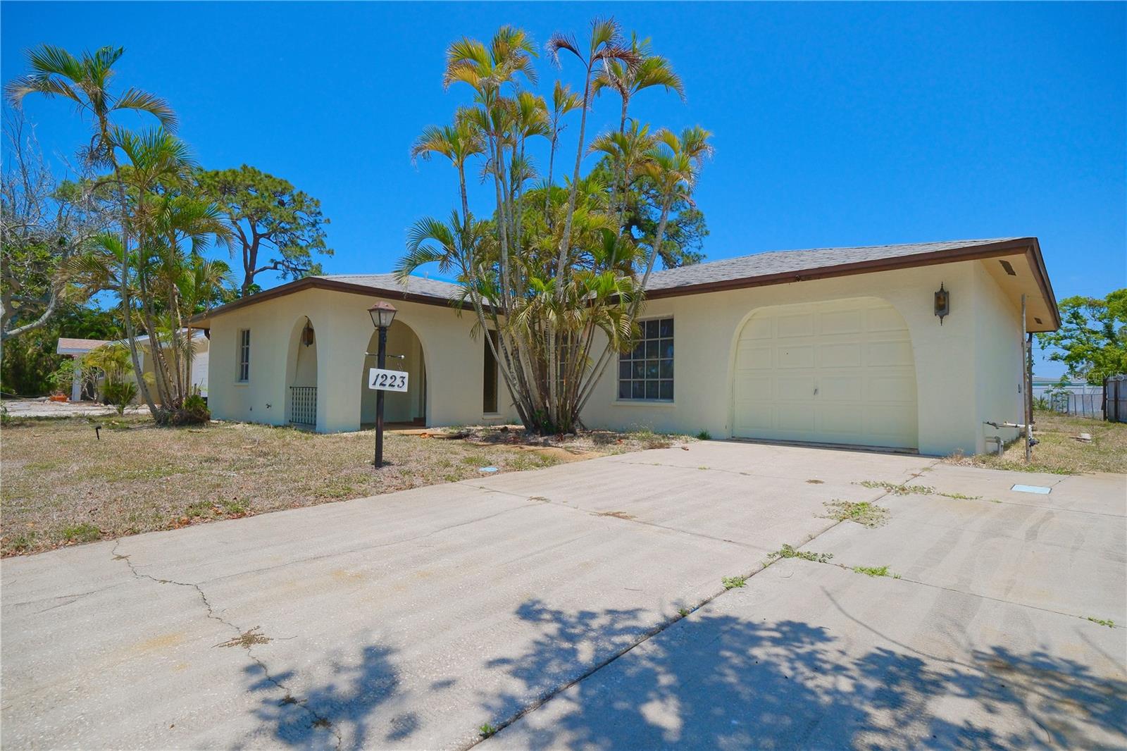 Listing photo id 2 for 1223 De Narvaez Avenue