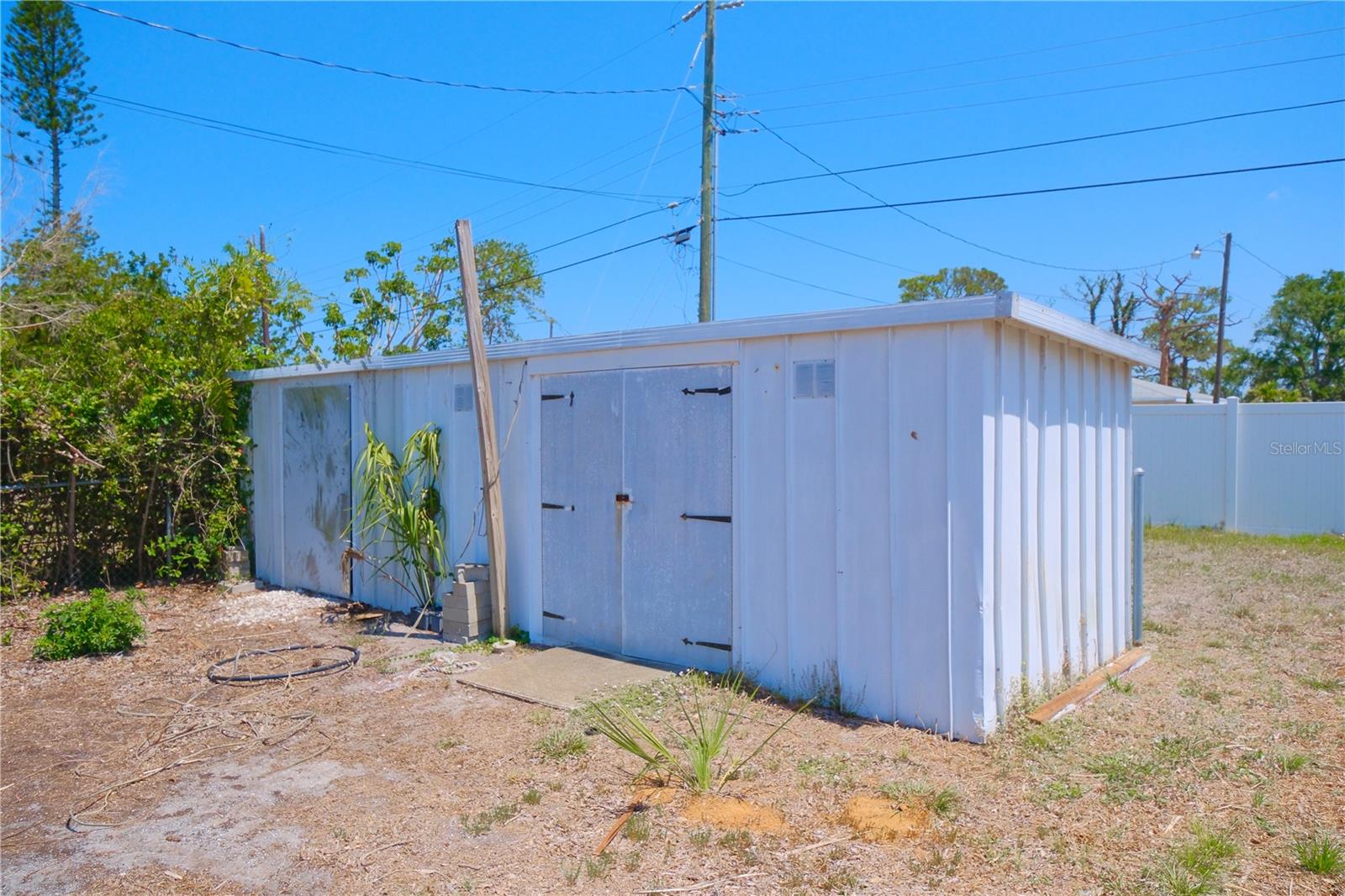 Listing photo id 39 for 1223 De Narvaez Avenue