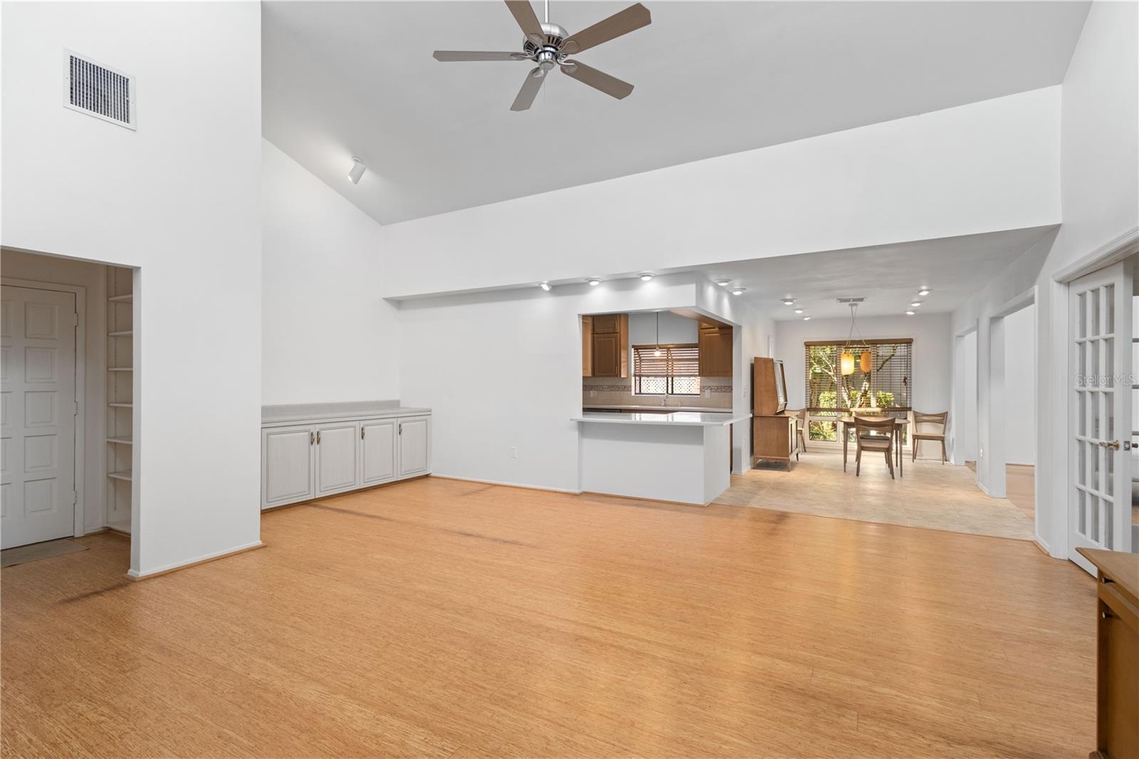 Image 11 of 33 For 1502 Water Oak Way S