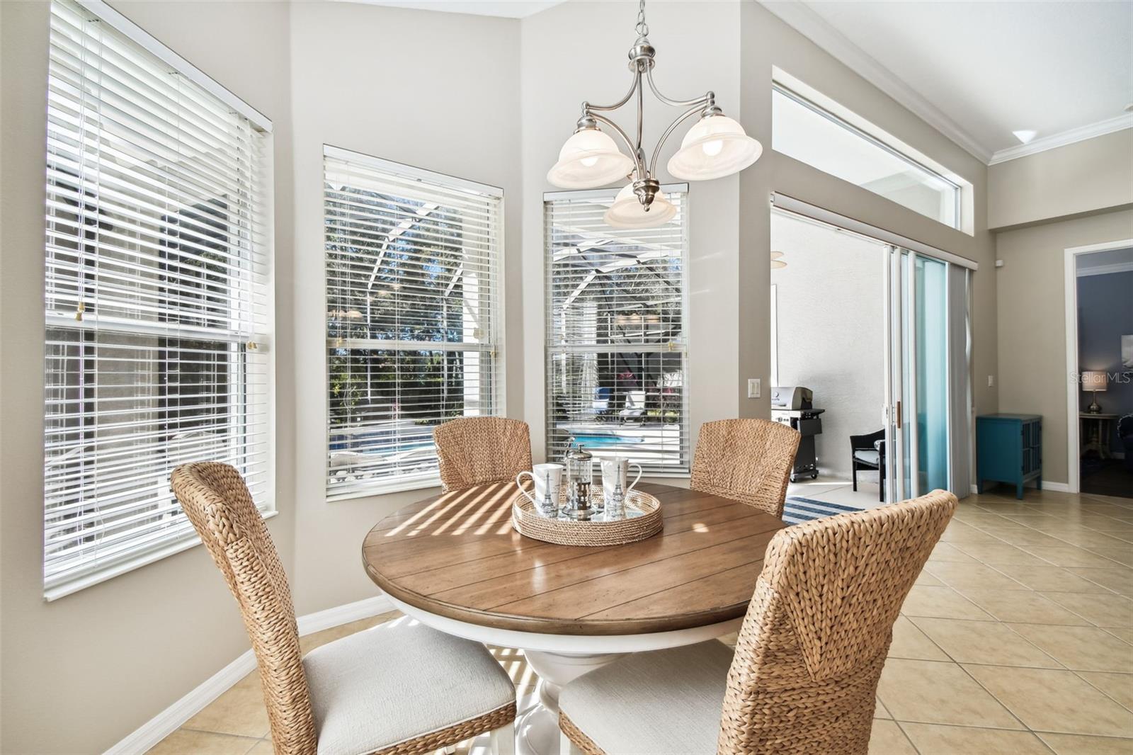 Listing photo id 15 for 7328 Lake Forest Glen