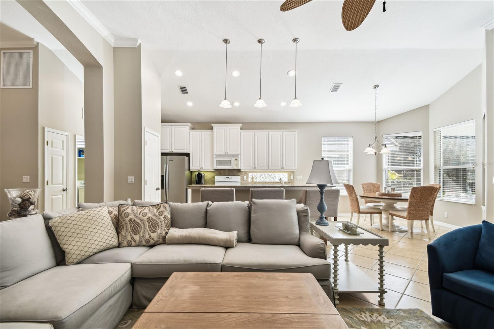 Listing photo id 4 for 7328 Lake Forest Glen