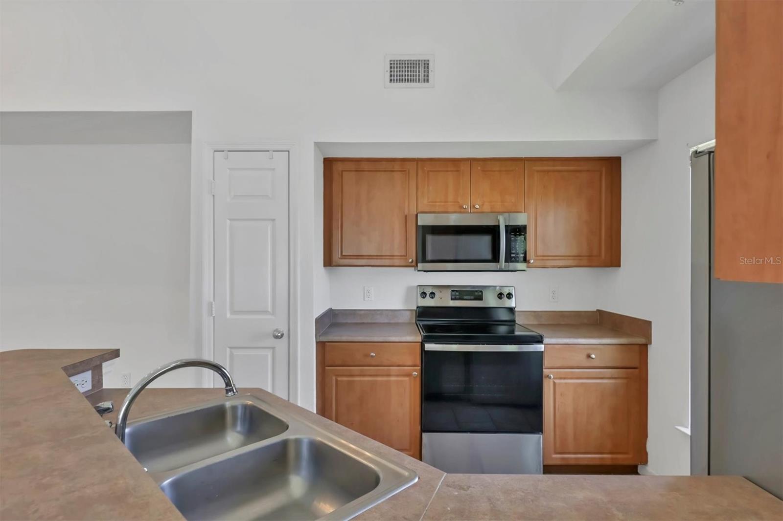 Image 12 of 37 For 5531 Rosehill Road 204