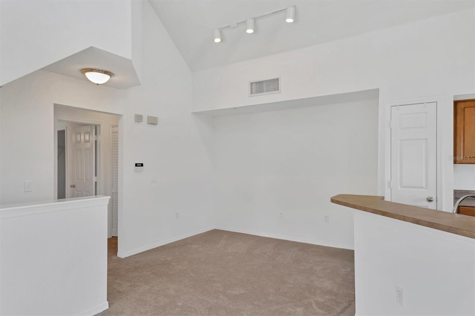 Image 13 of 37 For 5531 Rosehill Road 204