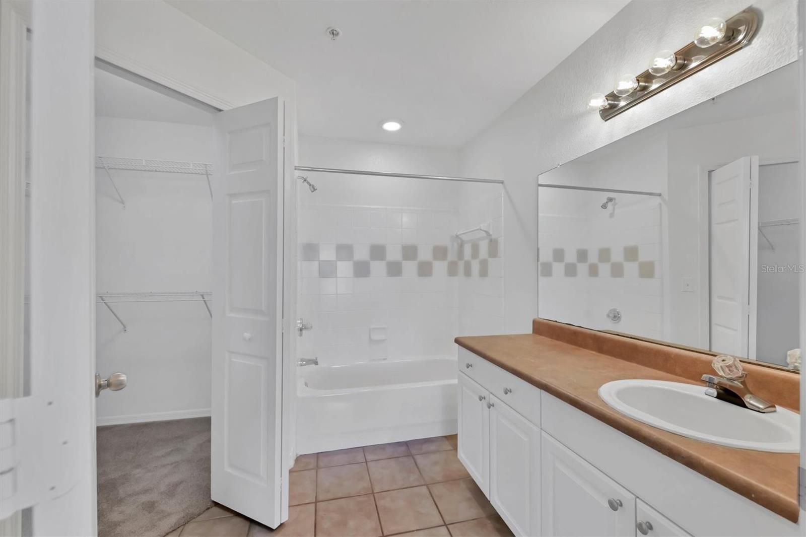 Image 16 of 37 For 5531 Rosehill Road 204