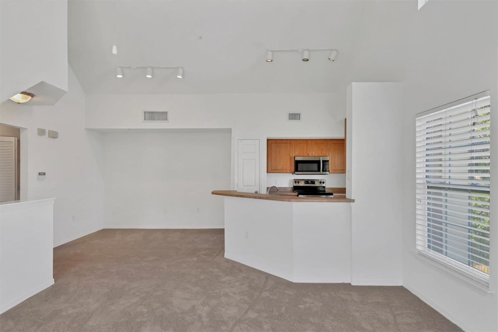 Image 9 of 37 For 5531 Rosehill Road 204