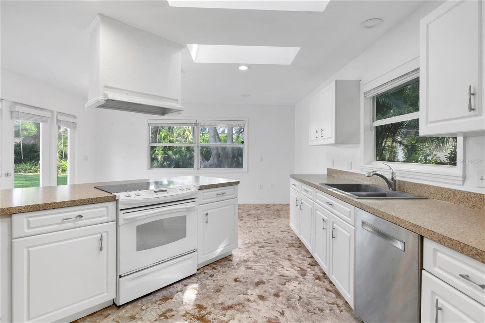 Image 11 of 21 For 1773 South Drive