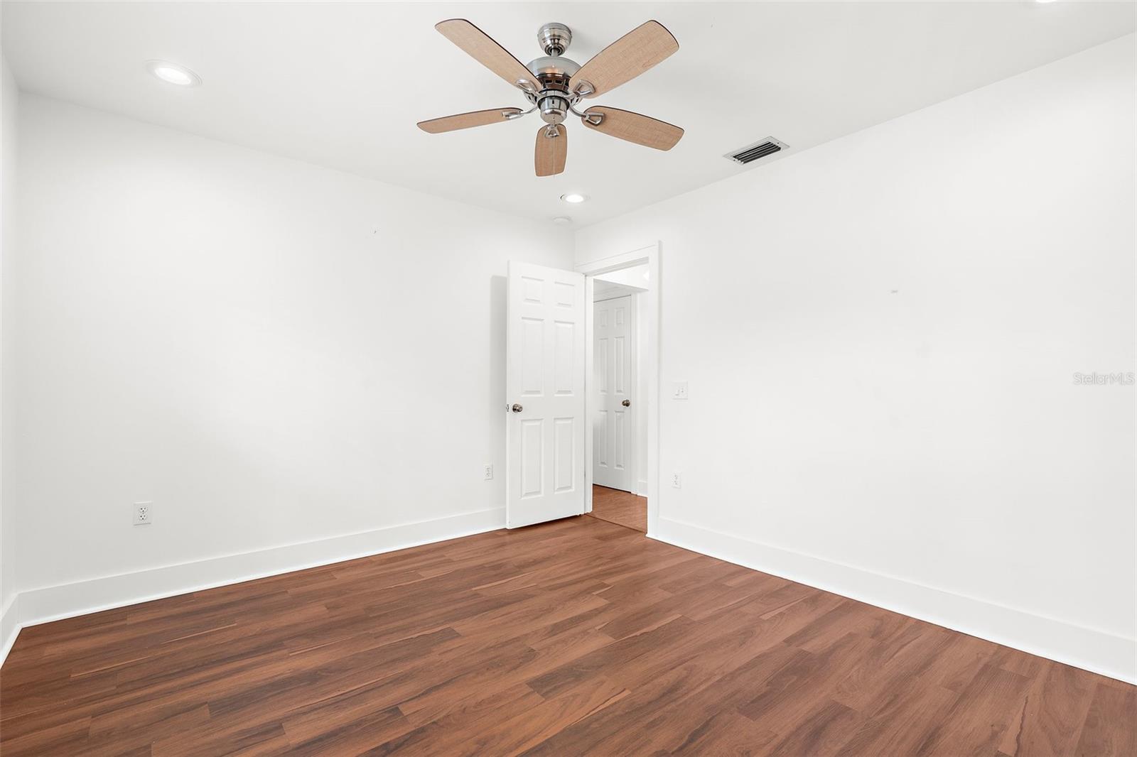 Image 16 of 33 For 818 Southern Pine Lane