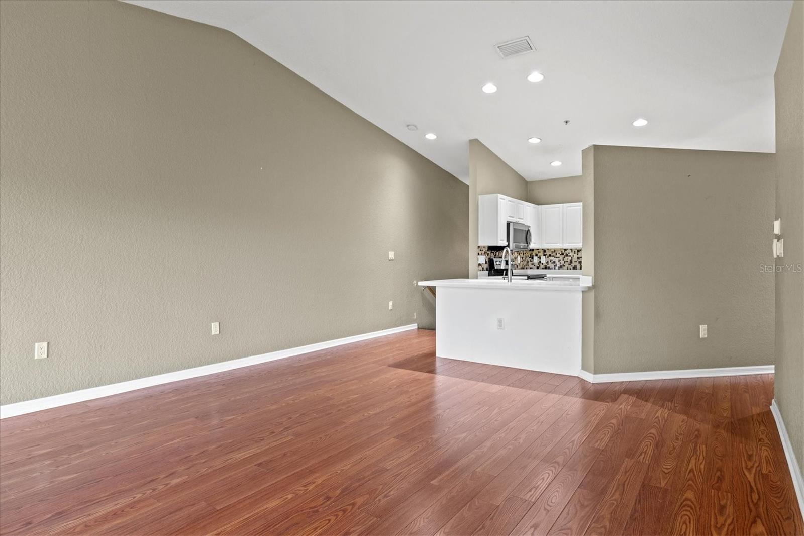Image 16 of 71 For 7039 Strand Circle 34-201
