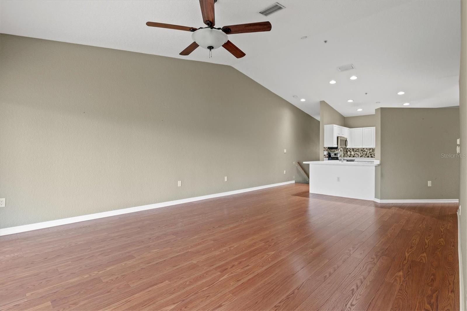 Image 18 of 71 For 7039 Strand Circle 34-201
