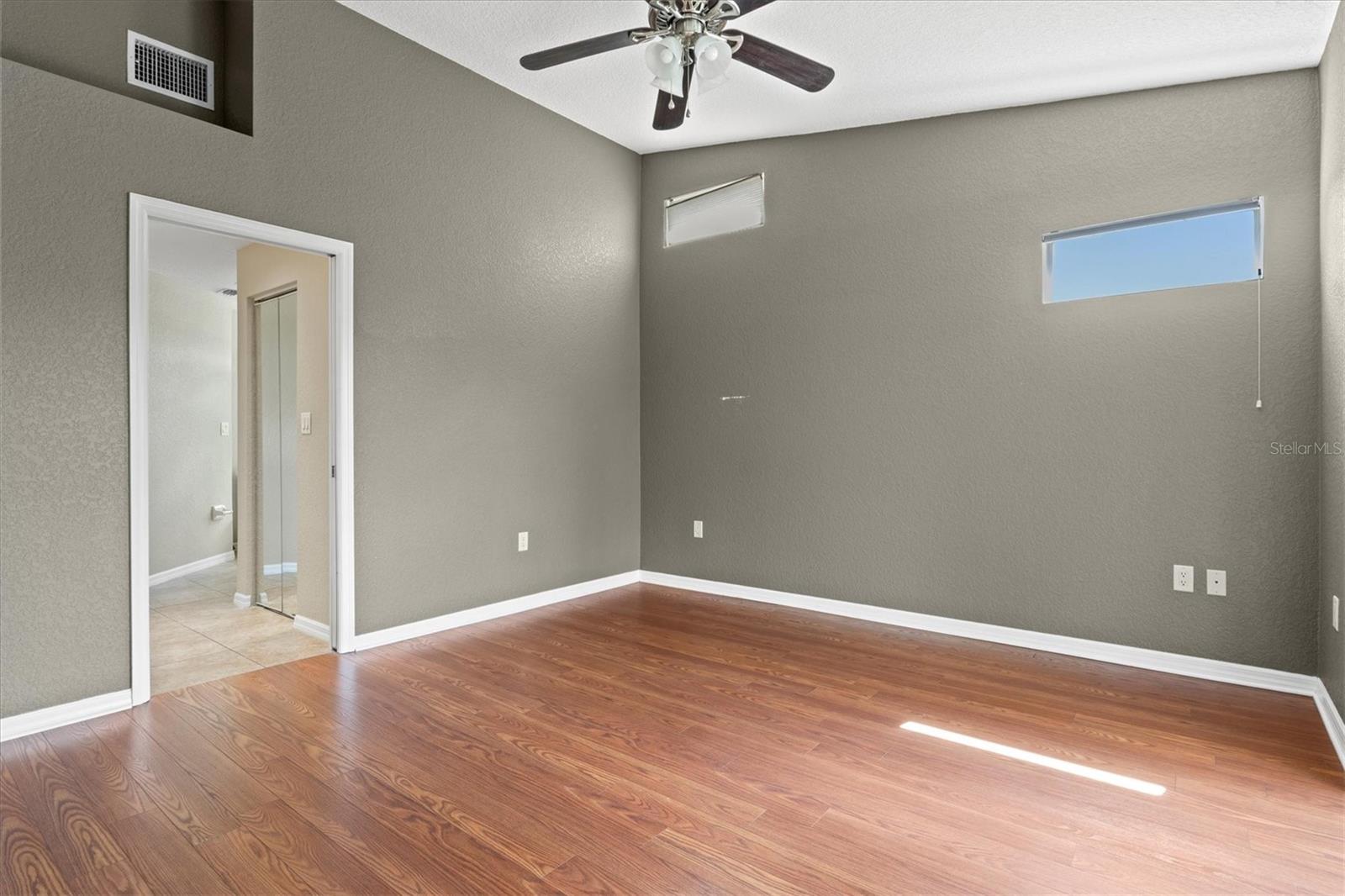 Image 19 of 71 For 7039 Strand Circle 34-201