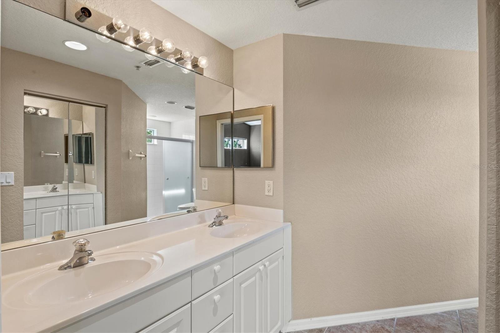 Image 22 of 71 For 7039 Strand Circle 34-201