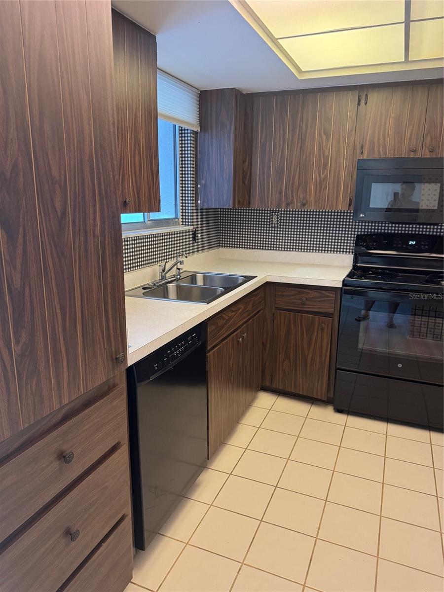 Image 6 of 15 For 3921 Lakeside Road 168