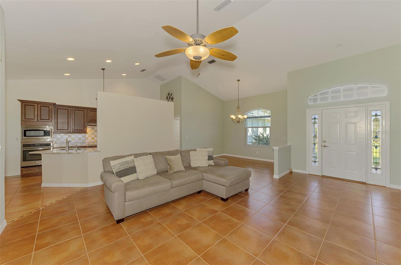 Image 12 of 46 For 915 Laurel Avenue