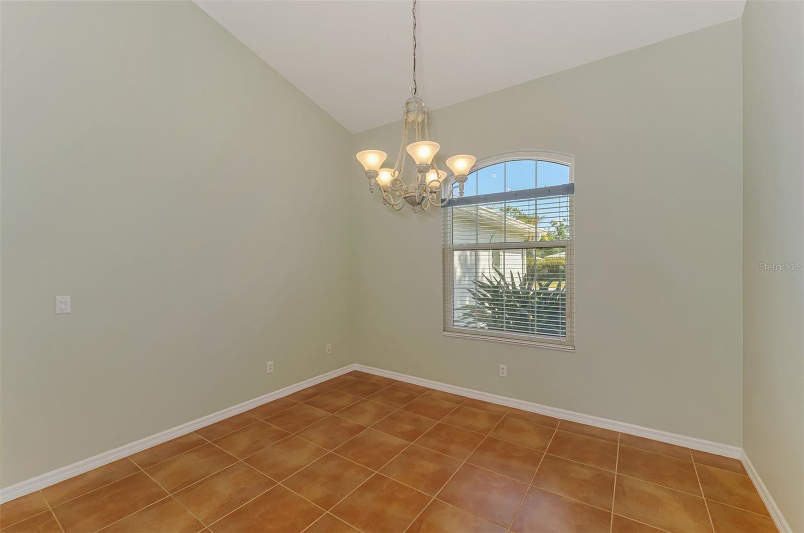 Image 13 of 46 For 915 Laurel Avenue