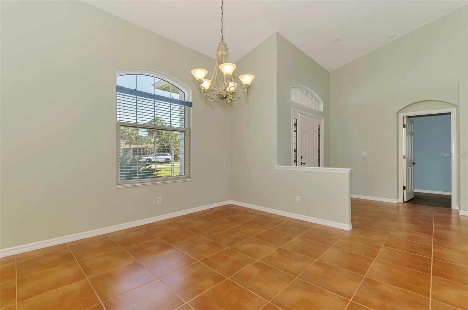 Image 14 of 46 For 915 Laurel Avenue