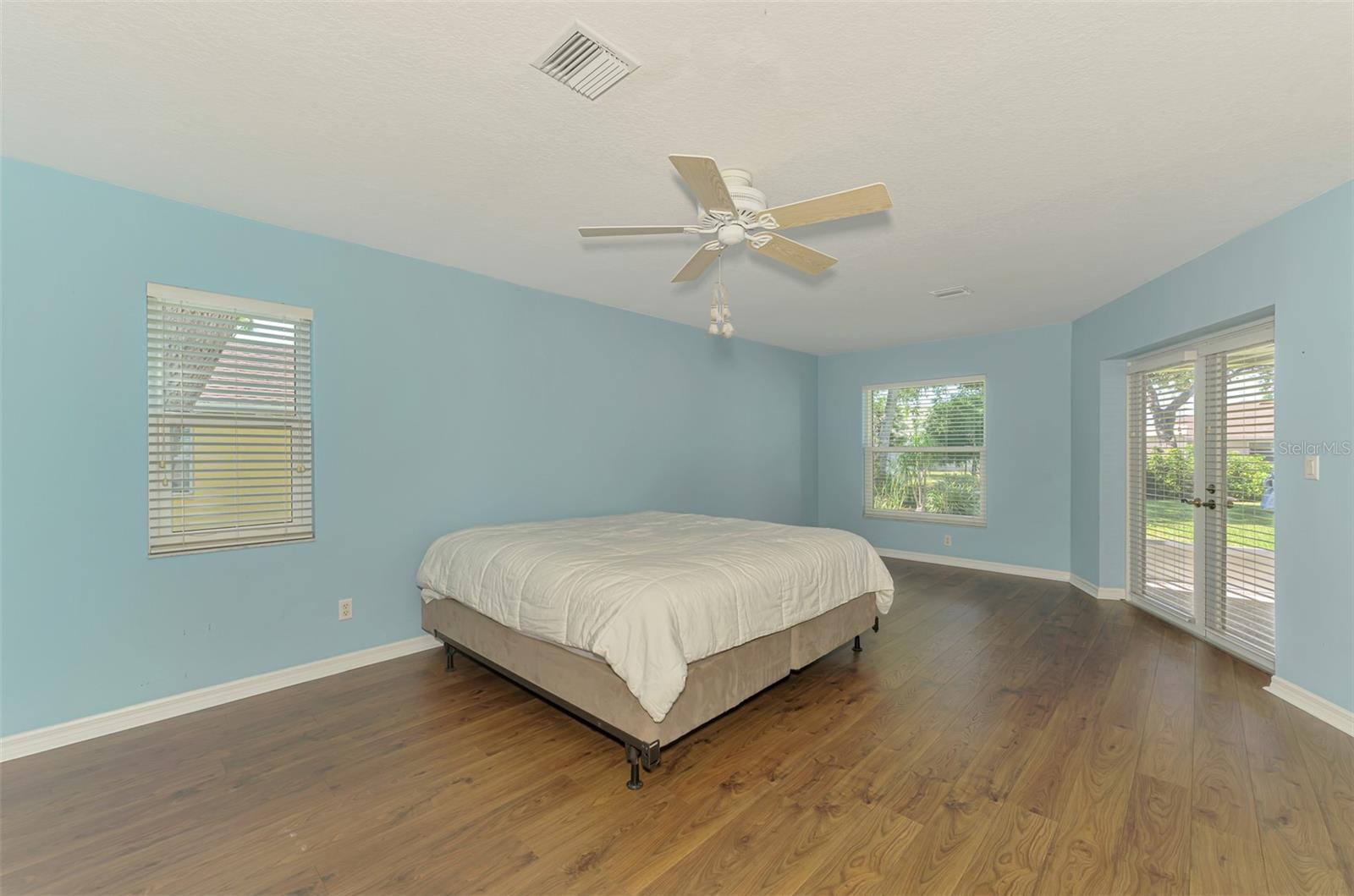 Image 27 of 46 For 915 Laurel Avenue