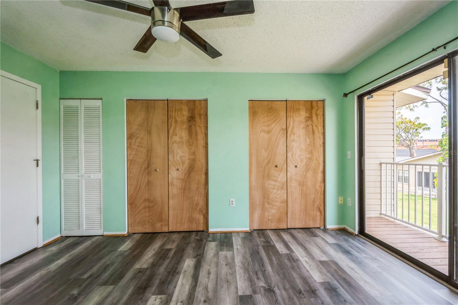 Listing photo id 22 for 3610 54th Street W B4