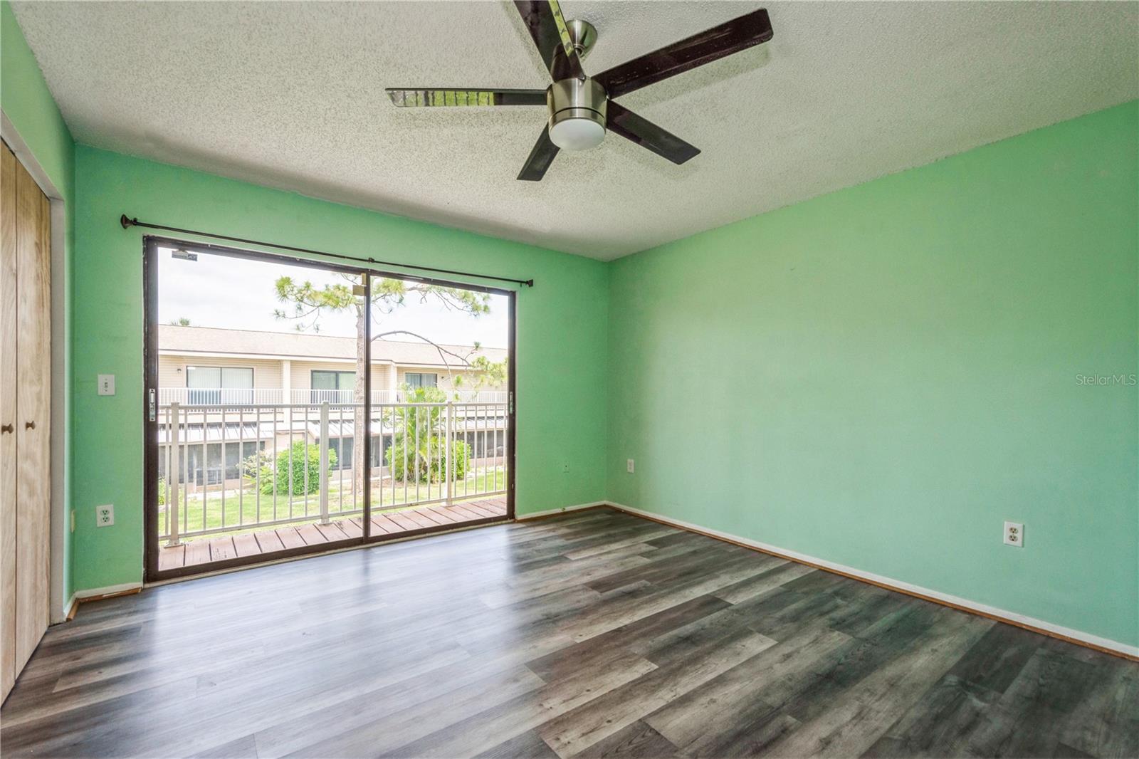 Listing photo id 23 for 3610 54th Street W B4