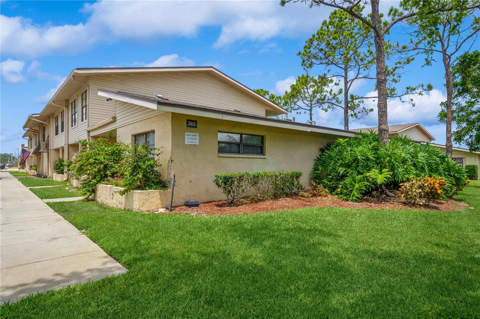 Listing photo id 1 for 3610 54th Street W B4