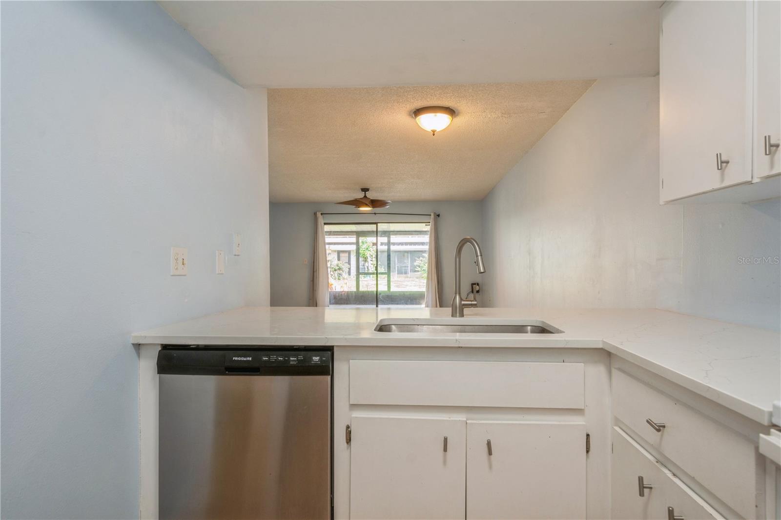 Listing photo id 3 for 3610 54th Street W B4