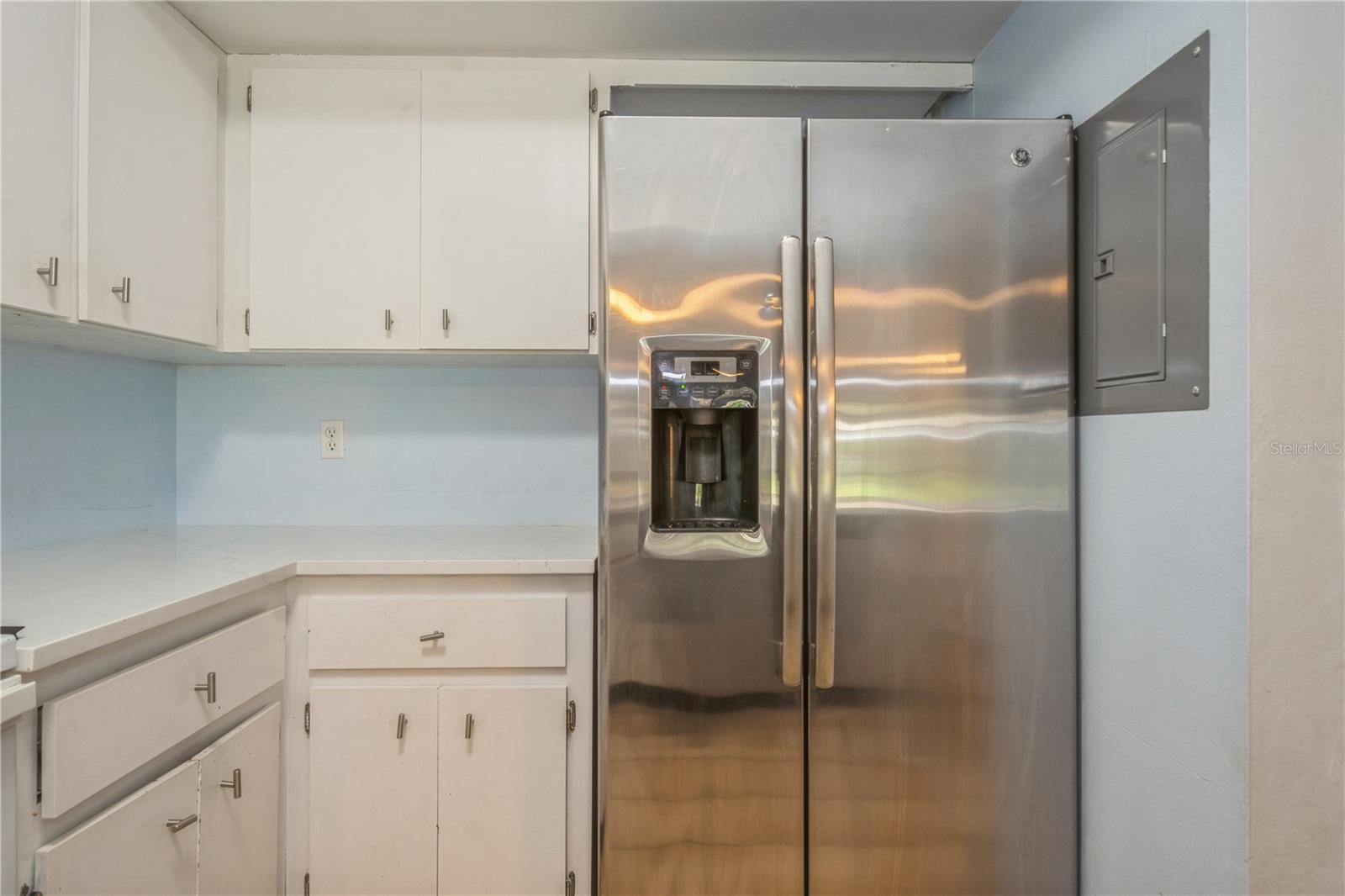 Listing photo id 4 for 3610 54th Street W B4