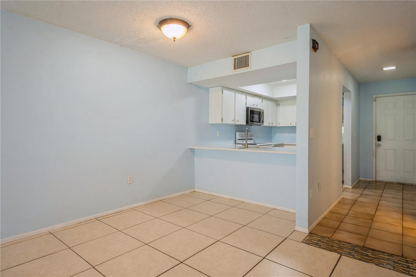 Listing photo id 6 for 3610 54th Street W B4