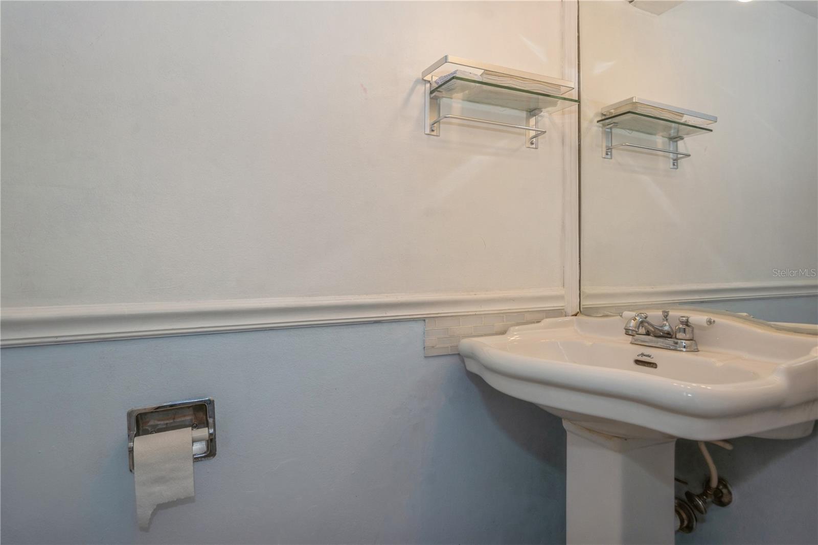 Listing photo id 7 for 3610 54th Street W B4