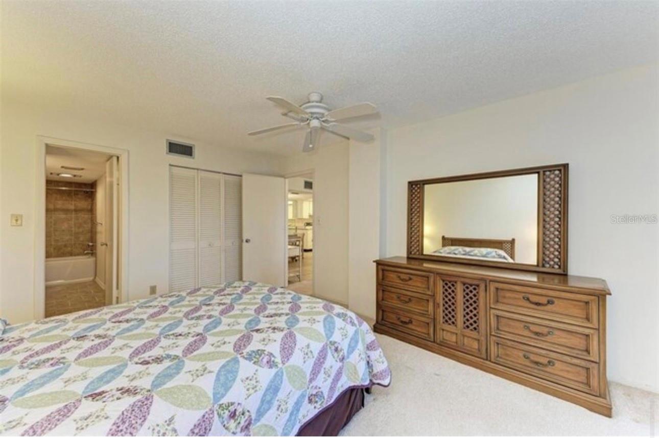 Listing photo id 11 for 6120 43rd Street W 102b