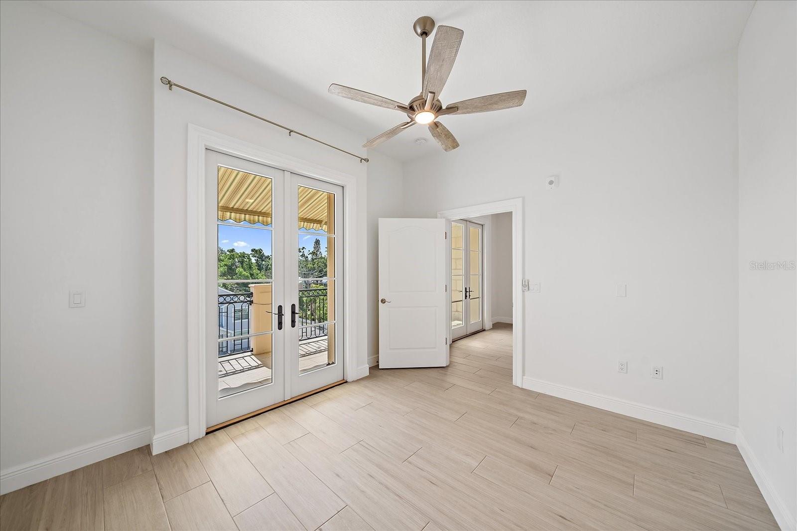 Image 14 of 35 For 555 Orange Avenue 307