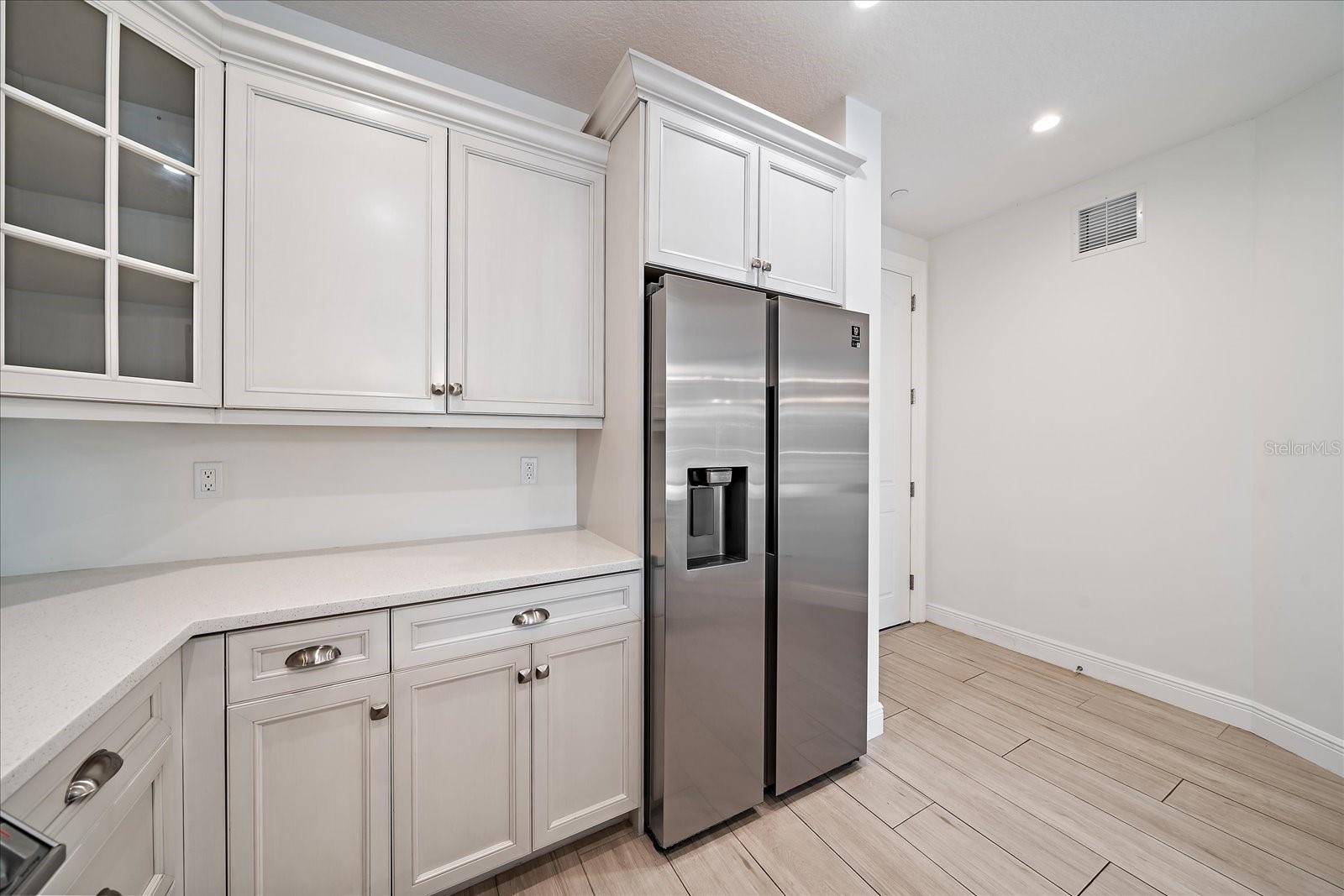 Image 6 of 35 For 555 Orange Avenue 307