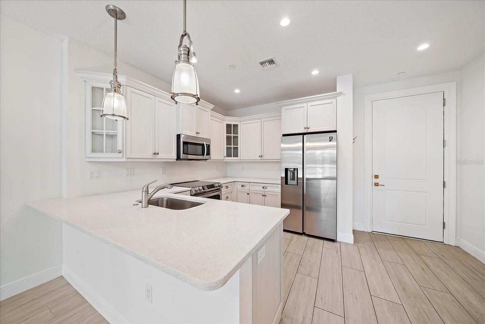 Image 8 of 35 For 555 Orange Avenue 307
