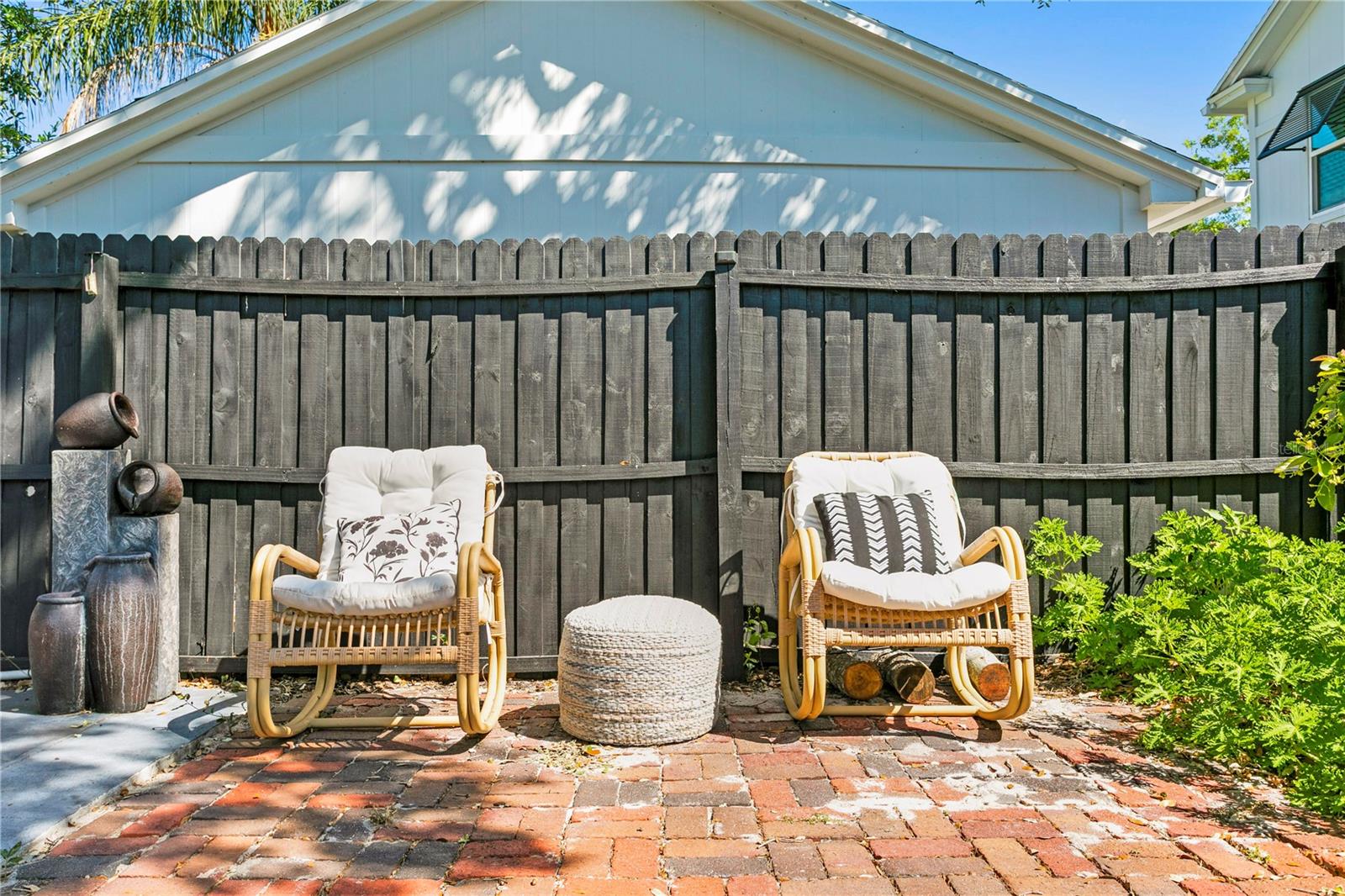 Listing photo id 49 for 1140 Oak Street Ne