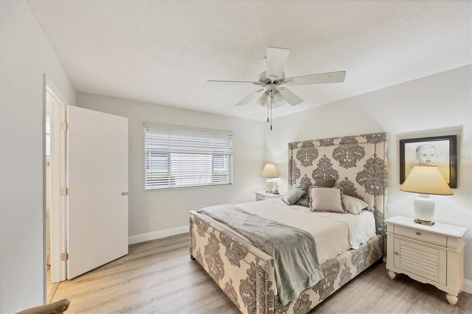 Image 28 of 51 For 3941 Glen Oaks Drive E 32