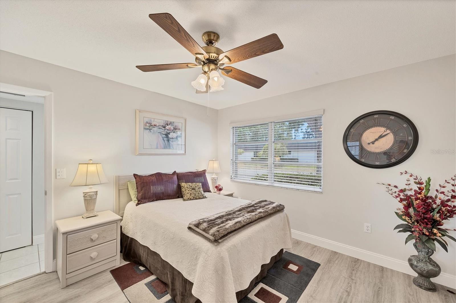 Image 32 of 51 For 3941 Glen Oaks Drive E 32
