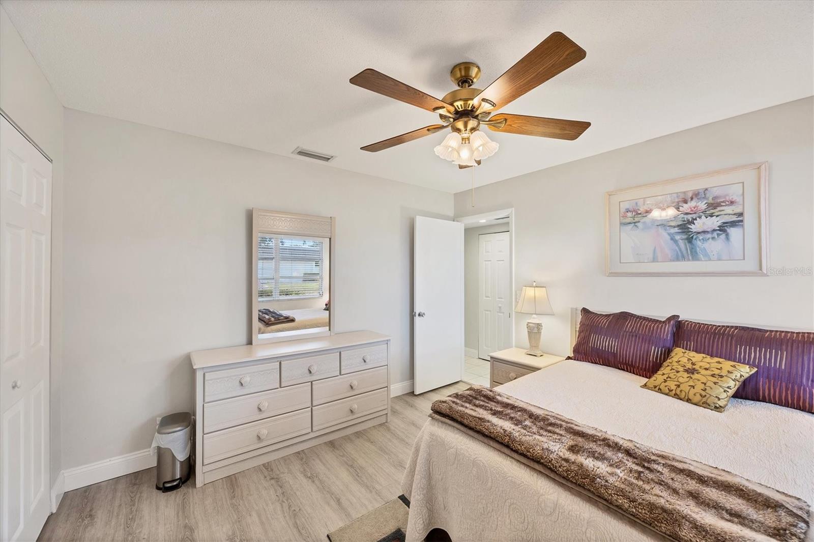 Image 33 of 51 For 3941 Glen Oaks Drive E 32
