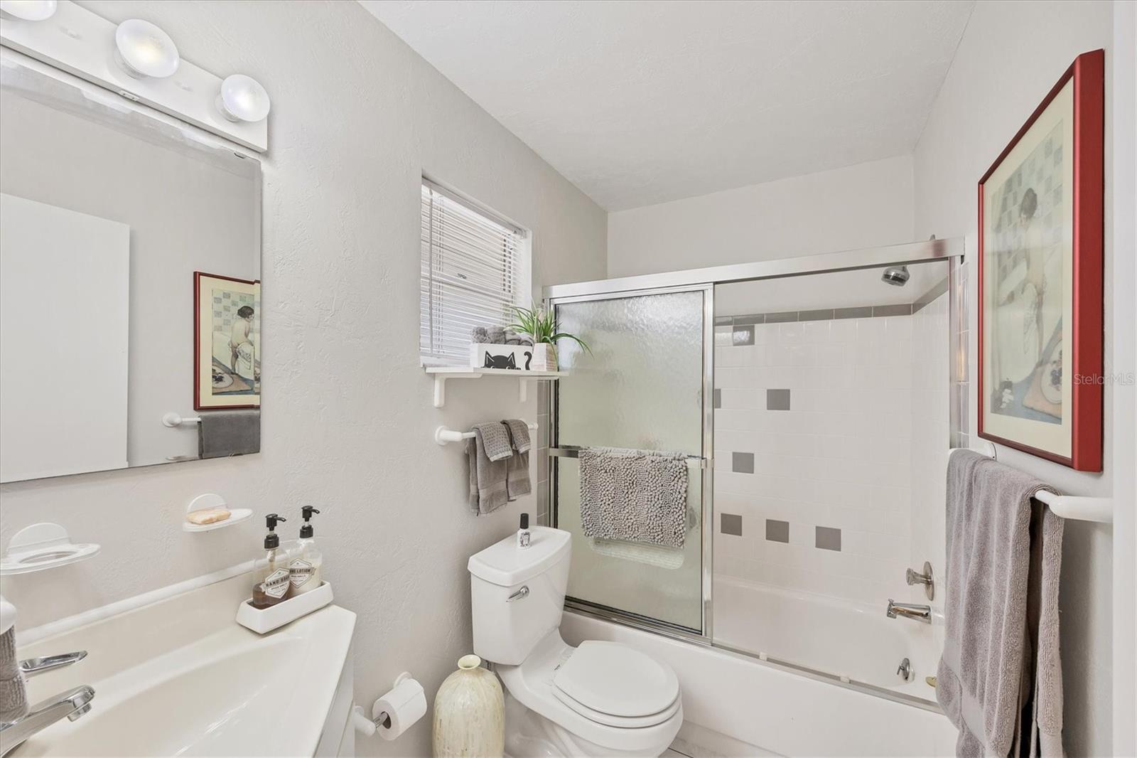 Image 35 of 51 For 3941 Glen Oaks Drive E 32