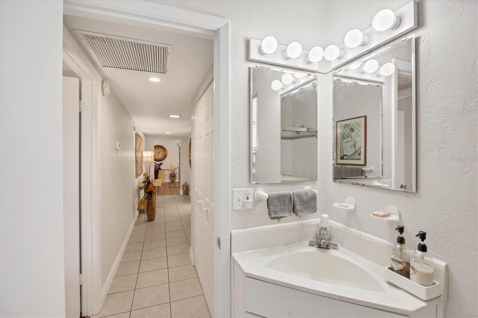 Image 36 of 51 For 3941 Glen Oaks Drive E 32