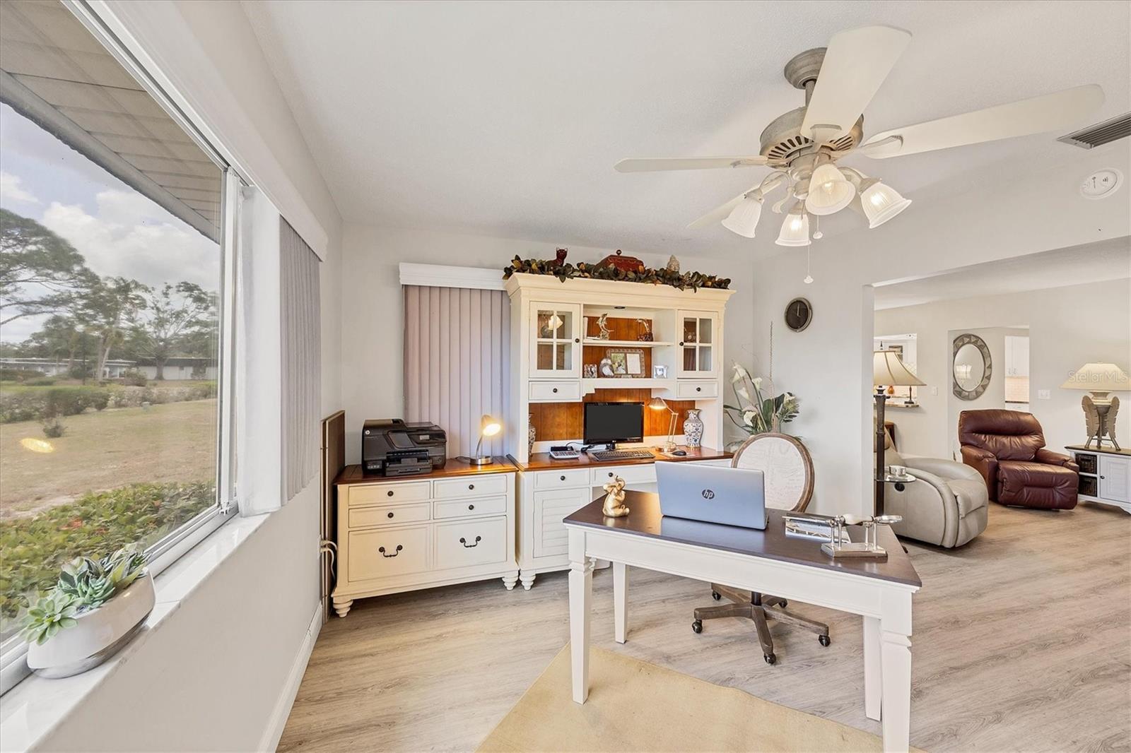 Image 39 of 51 For 3941 Glen Oaks Drive E 32