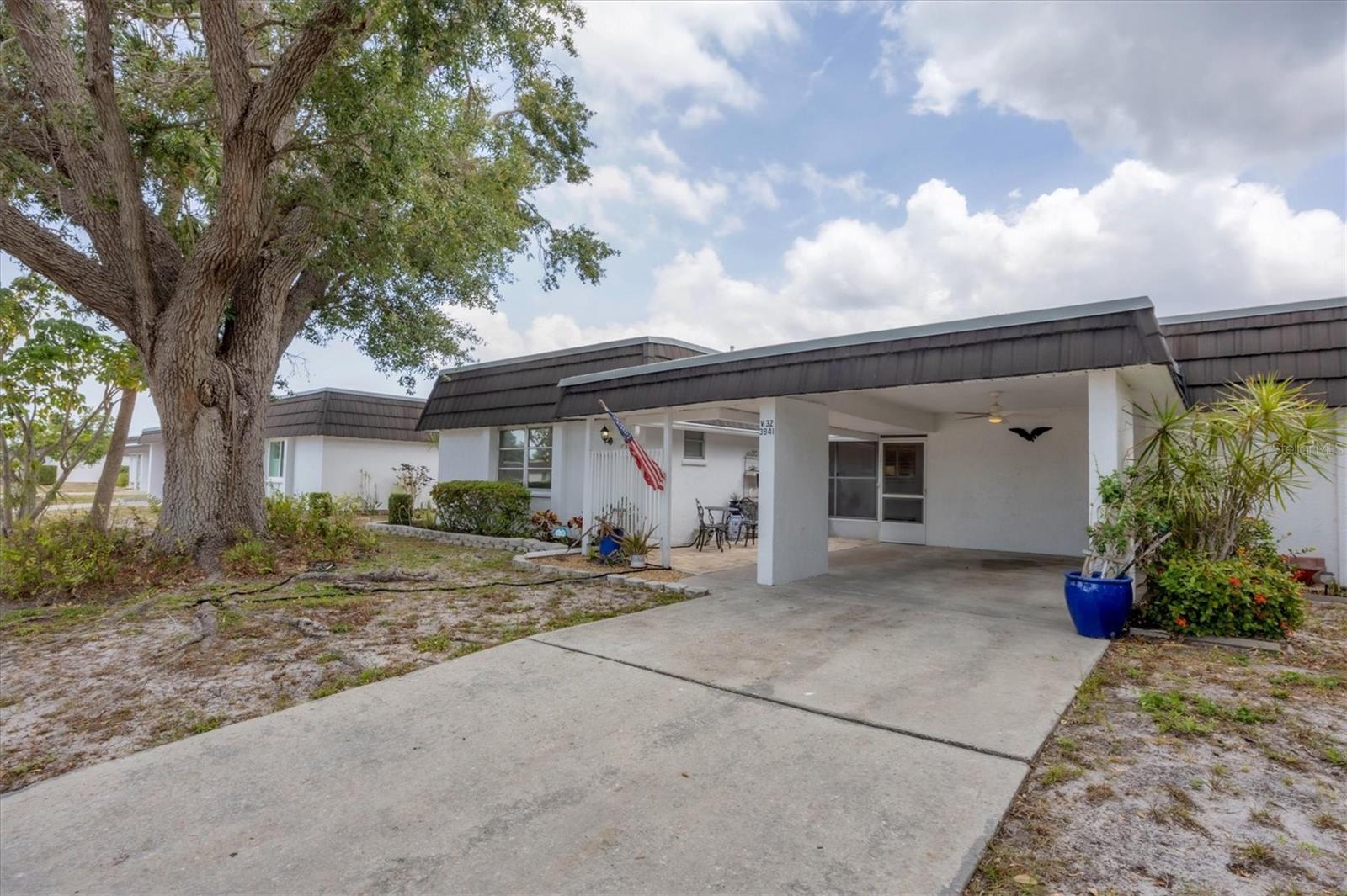 Image 4 of 51 For 3941 Glen Oaks Drive E 32