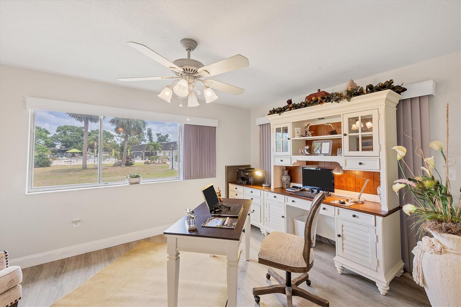 Image 40 of 51 For 3941 Glen Oaks Drive E 32