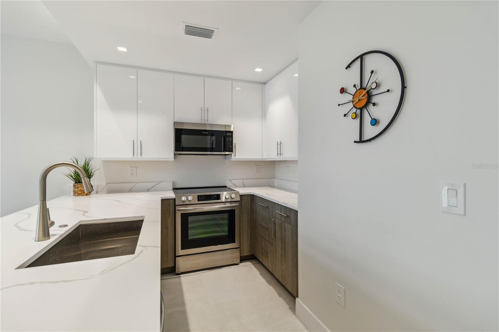 Image 15 of 31 For 1558 4th Street 402