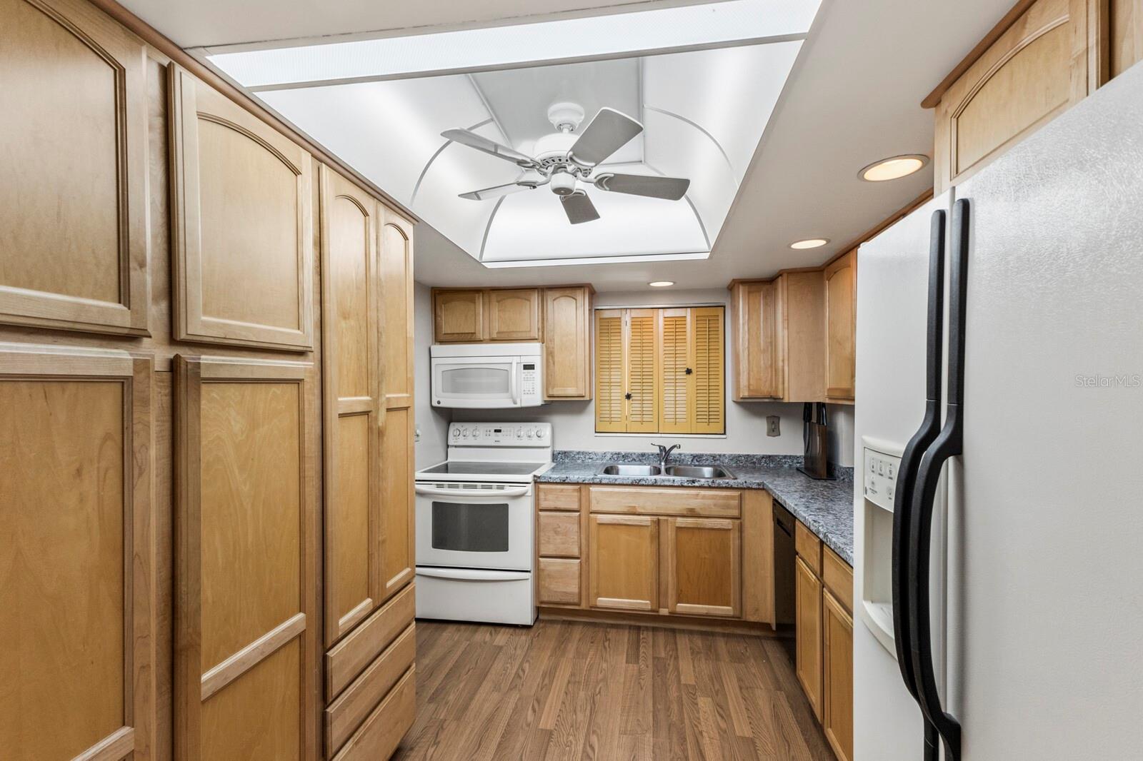 Image 7 of 35 For 4015 Lake Bayshore Drive 108